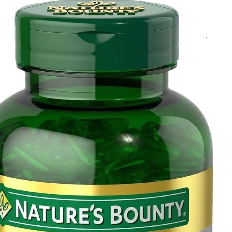 Bočný pohľad na balenie Nature's Bounty Fish Oil Omega-3 1200 mg vedľa citróna